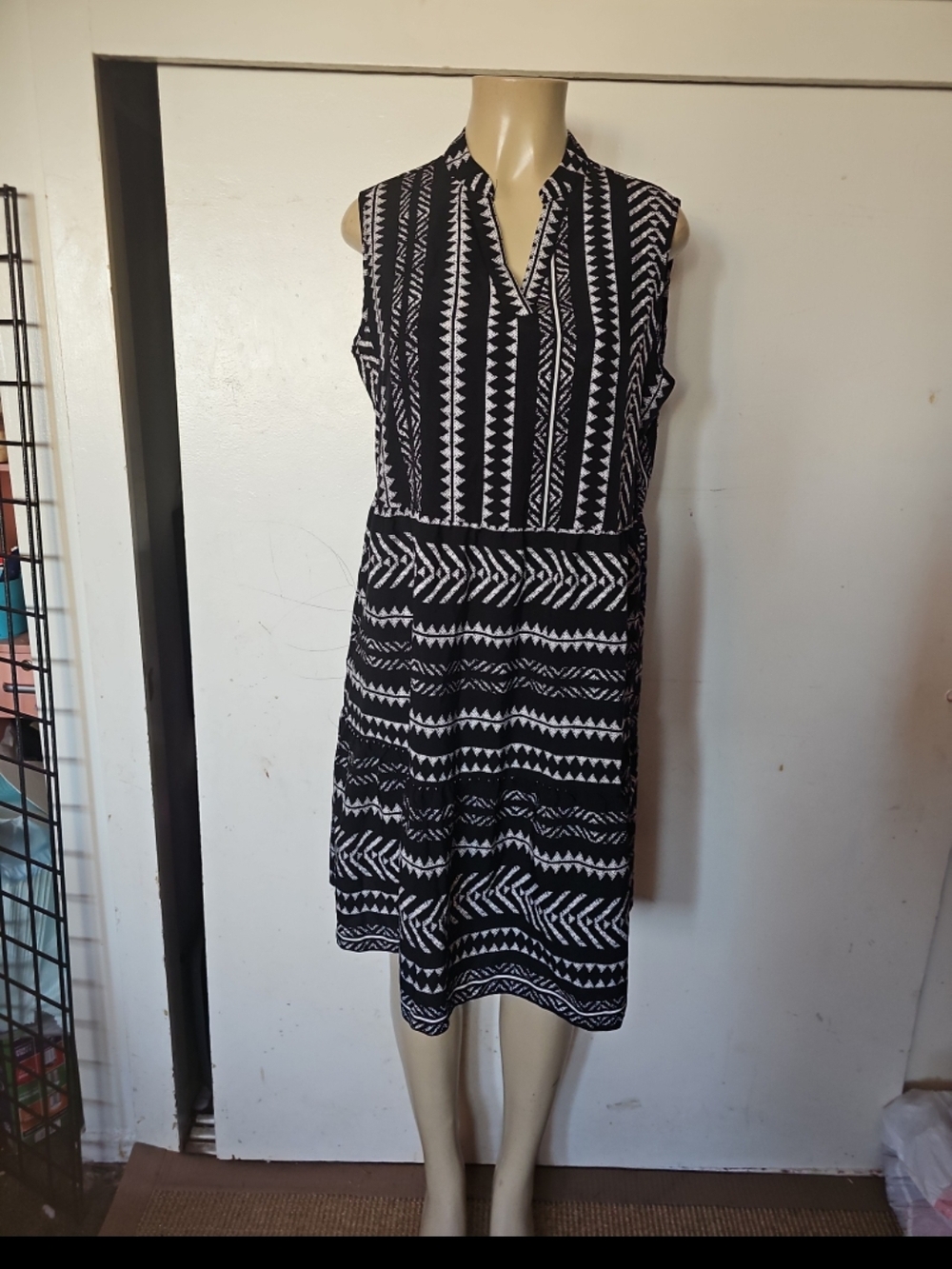 SHEIN Black & White Sleeveless V-Neck Midi Dress